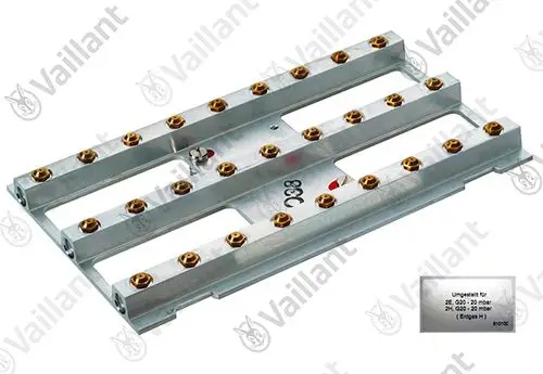 Metallisches Verteilerrohr von Vaillant mit mehreren Anschlüssen, geeignet für Gasanschlüsse, abgebildet auf einer weißen Fläche.